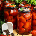 Sladká nakládaná rajčata na zimu v litrových sklenicích - lahodné recepty
