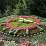 Květinové hodiny na pozemku venkovského domu