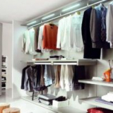 Šatna v podkroví - se zkoseným stropem, prvky uspořádání