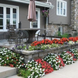 Květinové záhony na dvoře soukromého domu