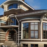 Krásný dům z teplé keramiky s cihlovým obkladem, úlomky omítky a ří...