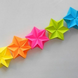 Novoroční papírová girlanda to udělejte sami. Jednoduchá ozdoba na stromeček origami