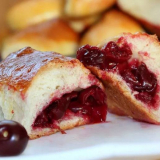 Cherry koláče v troubě těsta kvasinek: 7 jednoduchých receptů