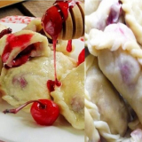 Svěží knedlíky s třešněmi na kefíru s dušenou sodou