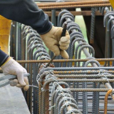 Uspořádání a výpočet výztuže v pásovém základu