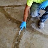 Svépomocné opravy prasklin, výmolů a jiných defektů v betonové podl...