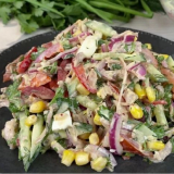 Salát s konzervovanou kukuřicí a krutony: recepty