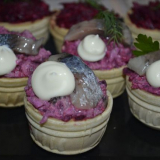 Sleďový salát pod kožichem v tartaletkách (jednoduchý a chutný recept)
