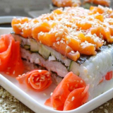 Sushi salát s vrstvami červené ryby: 5 lahodných receptů