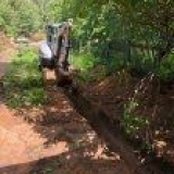 Stavební_norma_života. Minibagr, příkop, parkoviště, chodníky.