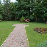 Pokládání dlažebních desek bez ohraničení v zemi to udělat sami...