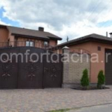 Kutilská brána s brankou uvnitř pro soukromý dům