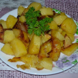 Smažené brambory na pánvi: 5 receptů s křupavou kůrkou