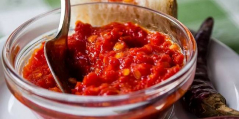 Adjika z rajčat a česneku na zimu - 6 receptů, po kterých si budete olizovat prsty
