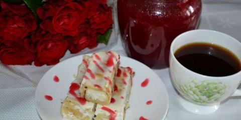 Palačinky s tvarohem - plněné a pečené v troubě se zakysanou smetanou