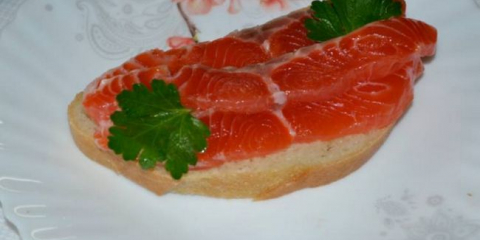 Sendviče s červenou rybou: 11 chutných a jednoduchých receptů na sváteční stůl