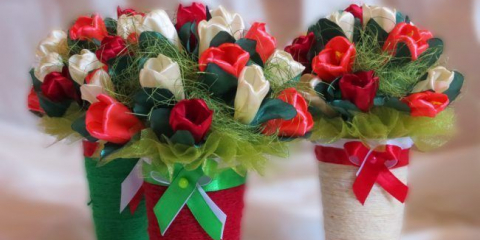 Květiny ze saténových stuh: pokyny krok za krokem a mistrovské kurzy pro vytváření kytic, topiary a obruče