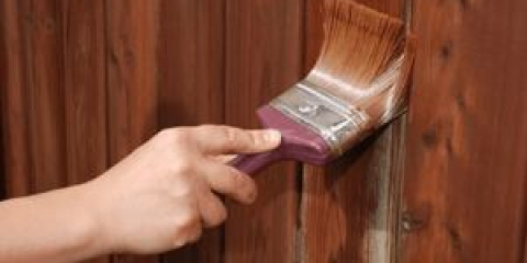 Dřevěná vrata na plot k venkovskému domu svépomocí