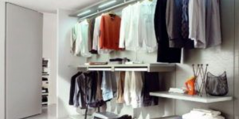 Šatna v podkroví - se zkoseným stropem, prvky uspořádání