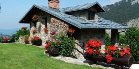 Květiny ze dřeva, desky, dřevo: výrobce udělej to sami v zemi