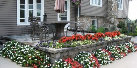 Květinové záhony na dvoře soukromého domu