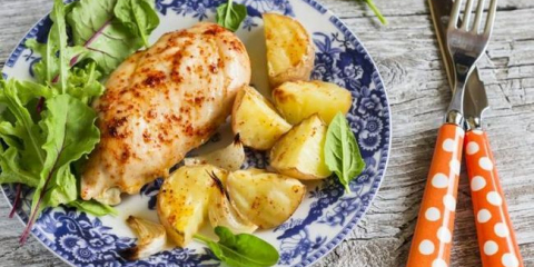 Kuřecí řízek s bramborami v troubě: 5 nejchutnějších receptů