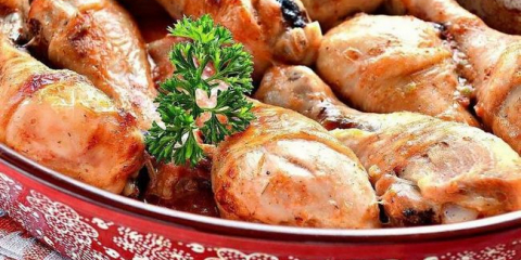 Křupavá kuřecí stehna v troubě: 5 nejlepších a chutných receptů