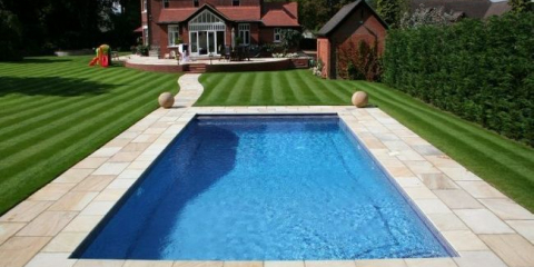 Krajina design pozemek s bazénem