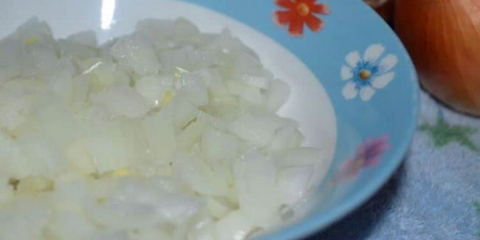 Nakládaná cibulka na salát - 7 rychlých receptů