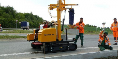 Stroj na pokládku dlažebních kostek