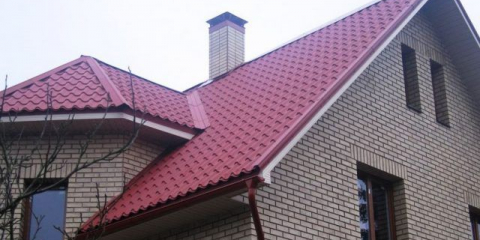 Kovová dlaždice s povrchovou úpravou pural