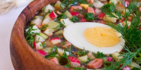 Vyskytnutí na kvass s klobásou: klasický jednoduchý recept