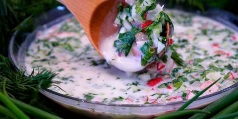 Okroshka na zakysané smetaně s klobásou - klasické recepty