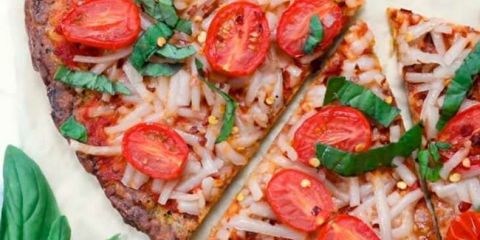 Cuketová pizza v troubě se sýrem a rajčaty - rychlé a chutné recepty na cuketovou pizzu