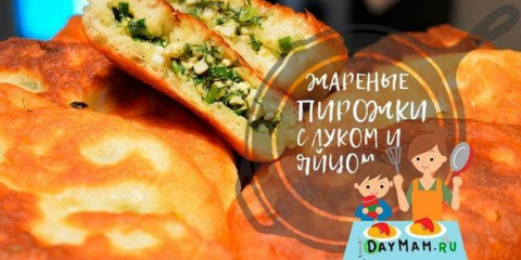 Koláče s vejcem a cibulí smažené na pánvi