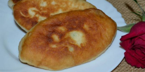 Koláče s vejcem a zelenou cibulkou smažené na pánvi: lahodné recepty