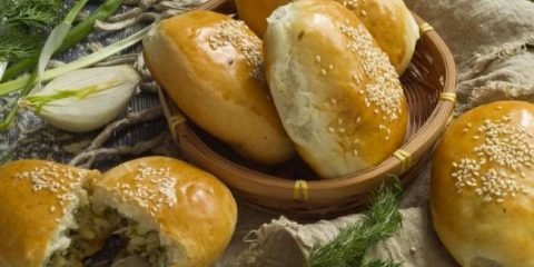 Placičky s masem v troubě - 5 receptů z těsta kvasinek