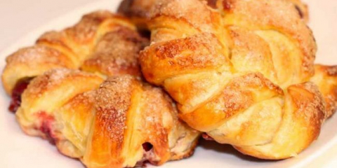 Koláče s třešněmi z kynutého těsta v troubě jako chmýří