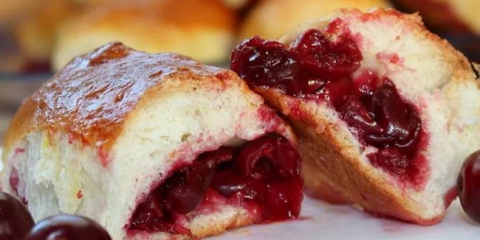 Cherry koláče v troubě těsta kvasinek: 7 jednoduchých receptů