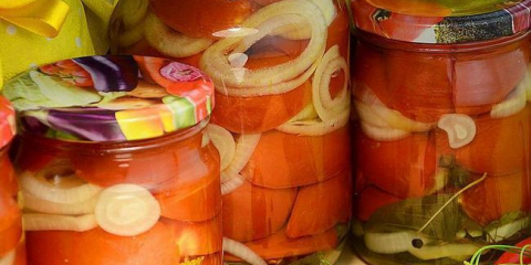 Půlky rajčat s cibulí a máslem na zimu - budete si olizovat prsty