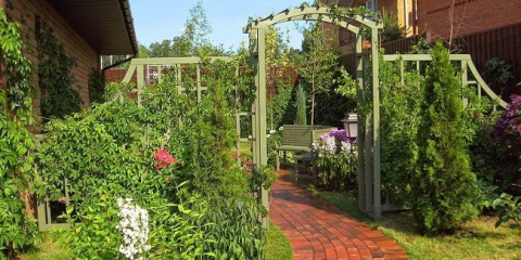 Zahradní oblouky pro popínavé rostliny: aplikace na krajinu a výběr materiálu