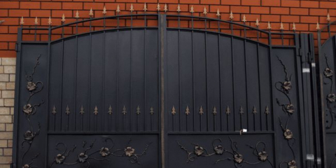 Křídlové brány: přehled kvalitních materiálů, moderní design a nejlepší křídlové systémy (130 fotografií)