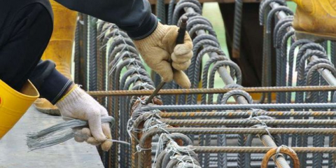 Uspořádání a výpočet výztuže v pásovém základu