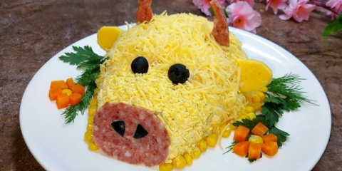 Salát býk pro nový rok 2021: nejchutnější, snadné a jednoduché recepty ve formě býka