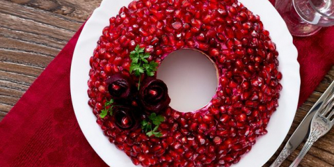 Salátový granátový jablko náramek pro nový rok 2022: nejjednodušší a nejtěžší recepty salátů, nápady fotografie