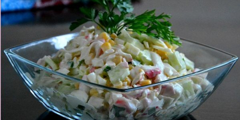 Krabí tyčinky a zelný salát – 6 chutných a jednoduchých receptů