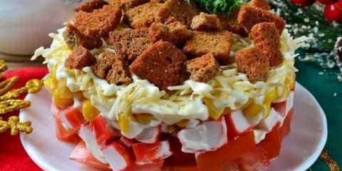 Salát z býčích zápasů s krabími tyčinkami a rajčaty