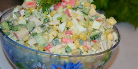 Salát s krabicí hůlky a kukuřice - 7 klasických receptů