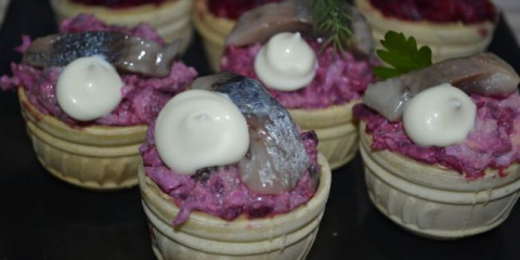 Sleďový salát pod kožichem v tartaletkách (jednoduchý a chutný recept)