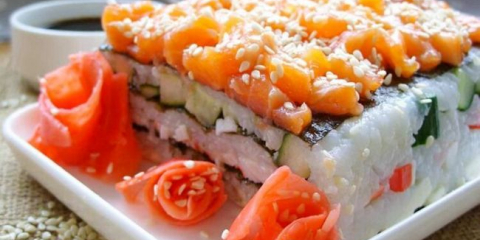 Sushi salát s vrstvami červené ryby: 5 lahodných receptů